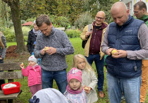 Tatusiowie obierają ziemniaki w konkursie na najdłuższą obierkę